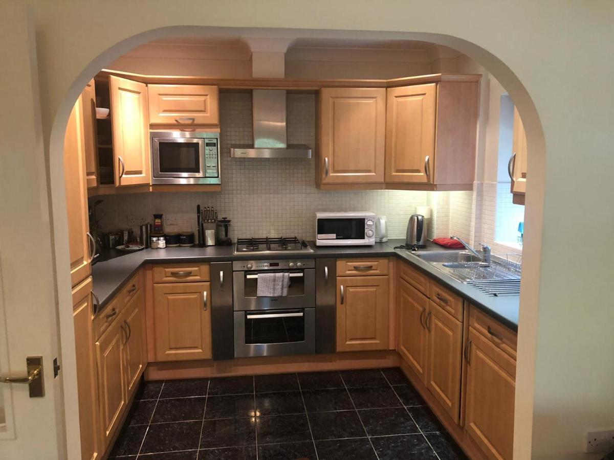 Lovely 2 Bedroom 2 Baths Flat With Free Parking Basingstoke Exterior photo