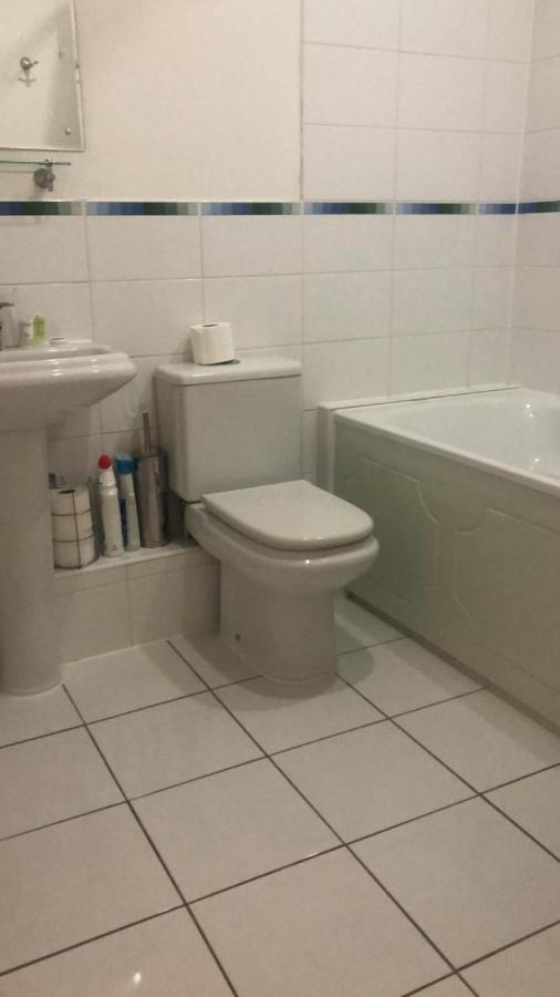 Lovely 2 Bedroom 2 Baths Flat With Free Parking Basingstoke Exterior photo